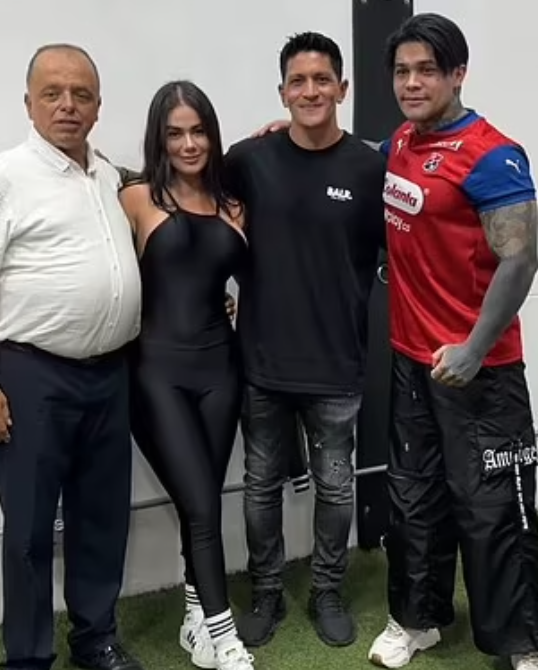 科西奧(右)接受了增高手術。(互聯網)