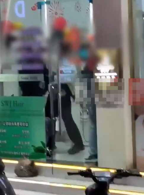 網傳現場畫面顯示,多人曾在店內扭打在一起,之後被捅男子捂臉側躺在台階上,其上衣疑有大片血漬,附近地面亦血漬斑斑,旁邊有人打電話求助。