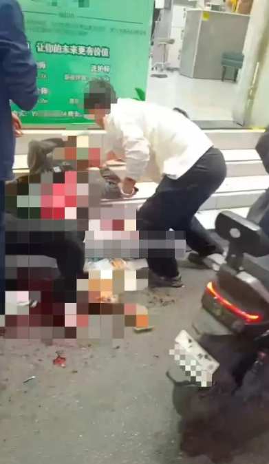 網傳現場畫面顯示,多人曾在店內扭打在一起,之後被捅男子捂臉側躺在台階上,其上衣疑有大片血漬,附近地面亦血漬斑斑,旁邊有人打電話求助。