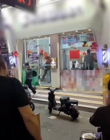 網傳現場畫面顯示,多人曾在店內扭打在一起,之後被捅男子捂臉側躺在台階上,其上衣疑有大片血漬,附近地面亦血漬斑斑,旁邊有人打電話求助。