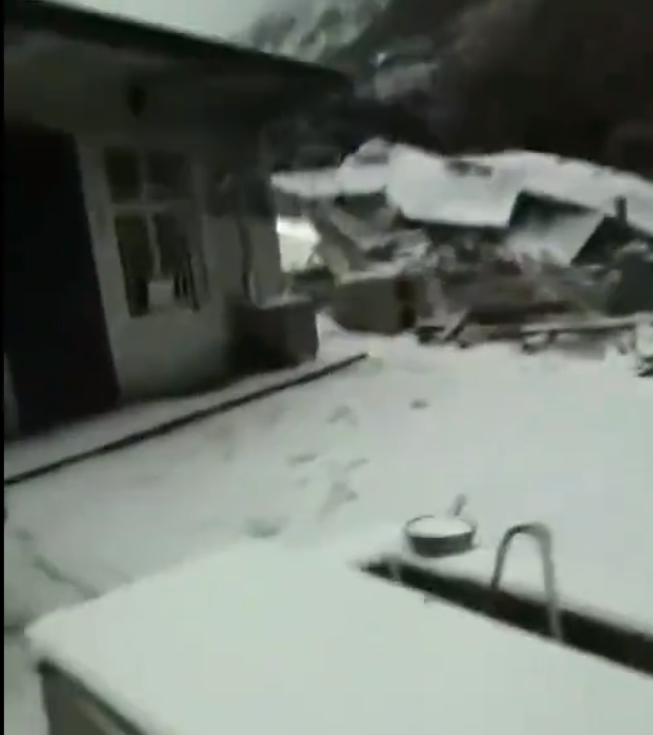 雲南昭通市有農村22日早上發生山泥傾瀉,救援人員正進行搜救。(影片截圖)