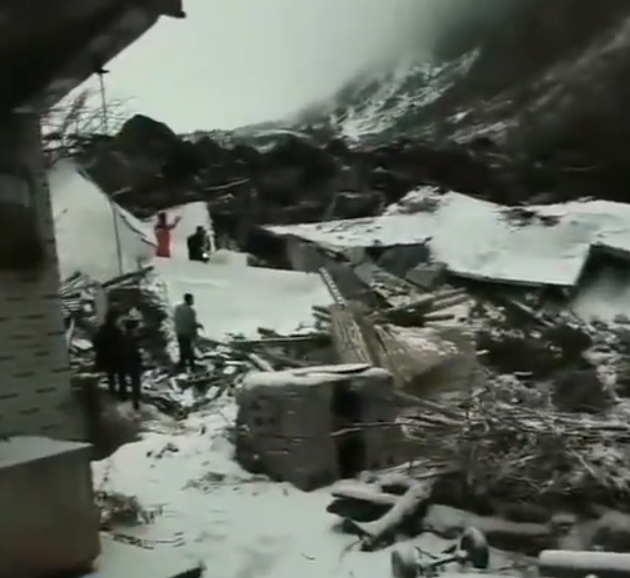 雲南昭通市有農村22日早上發生山泥傾瀉,救援人員正進行搜救。(影片截圖)