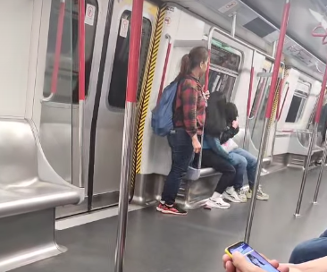 社交平台今日(22日)網上流傳一段影片,可見一名非常憤怒的女子於港鐵車廂內不停拳毆同行黑衫人士,其間以非英文外語大罵對方。(香港突發事故報料區及討論區)