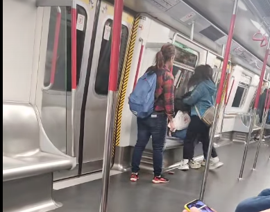 社交平台今日(22日)網上流傳一段影片,可見一名非常憤怒的女子於港鐵車廂內不停拳毆同行黑衫人士,其間以非英文外語大罵對方。(香港突發事故報料區及討論區)