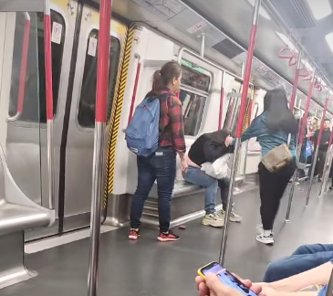 社交平台今日(22日)網上流傳一段影片,可見一名非常憤怒的女子於港鐵車廂內不停拳毆同行黑衫人士,其間以非英文外語大罵對方。(香港突發事故報料區及討論區)