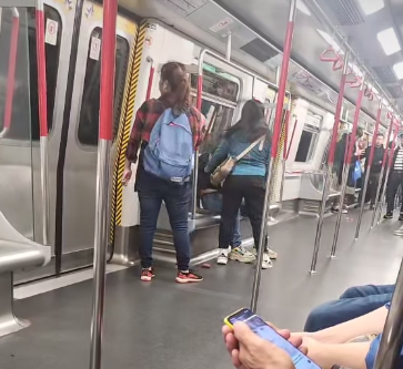 社交平台今日(22日)網上流傳一段影片,可見一名非常憤怒的女子於港鐵車廂內不停拳毆同行黑衫人士,其間以非英文外語大罵對方。(香港突發事故報料區及討論區)