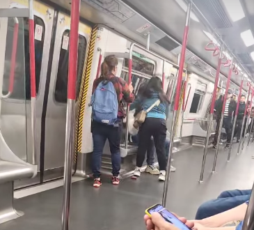 社交平台今日(22日)網上流傳一段影片,可見一名非常憤怒的女子於港鐵車廂內不停拳毆同行黑衫人士,其間以非英文外語大罵對方。(香港突發事故報料區及討論區)