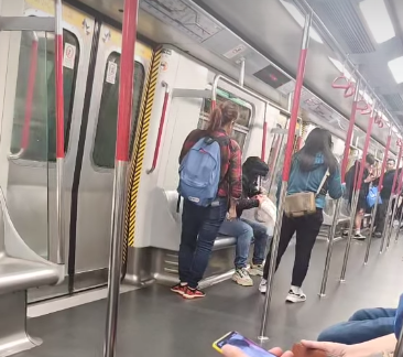 社交平台今日(22日)網上流傳一段影片,可見一名非常憤怒的女子於港鐵車廂內不停拳毆同行黑衫人士,其間以非英文外語大罵對方。(香港突發事故報料區及討論區)