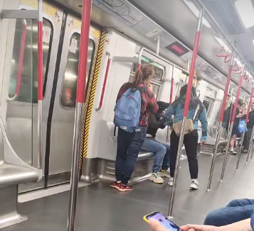 社交平台今日(22日)網上流傳一段影片,可見一名非常憤怒的女子於港鐵車廂內不停拳毆同行黑衫人士,其間以非英文外語大罵對方。(香港突發事故報料區及討論區)