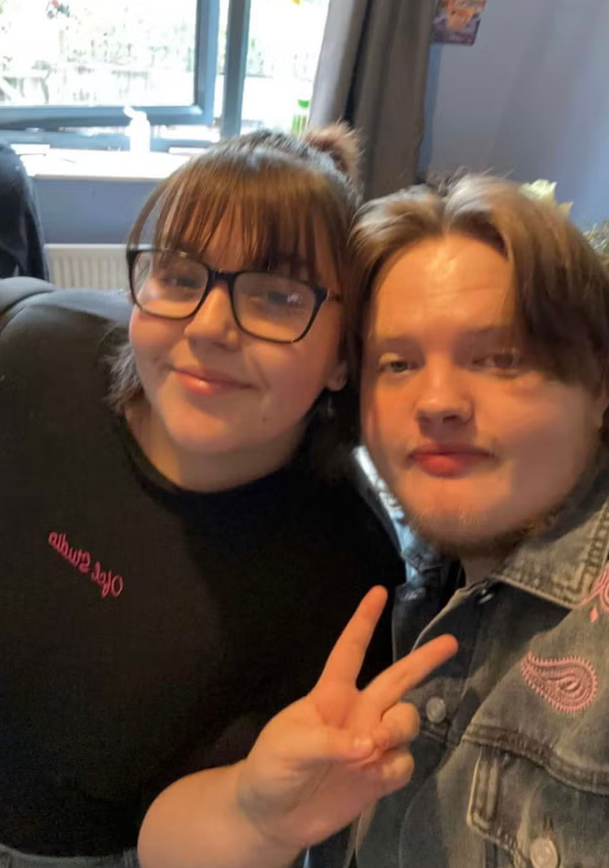 Ribeiro(左)及男友。(互聯網)