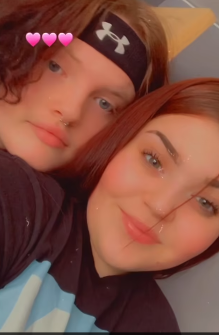 Ribeiro與男友。(互聯網)