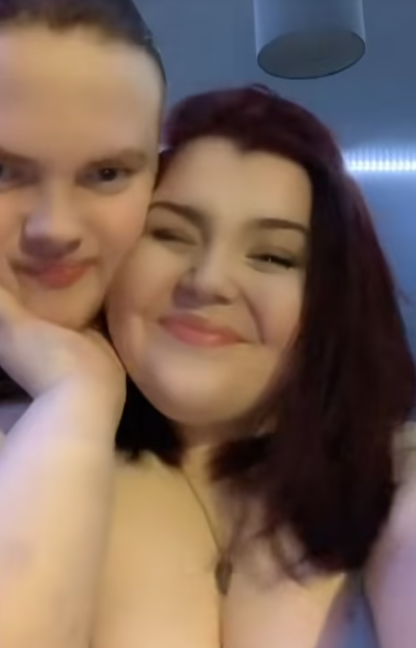 Ribeiro與男友。(互聯網)