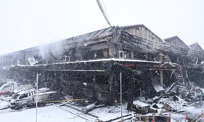 南韓忠清南道舒川郡一個水產市場發生大火,市場內292間店舖有227間被燒毀,由於火警發生時市場已關閉,未有造成傷亡。(網上圖片)