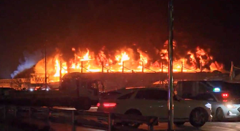 南韓忠清南道舒川郡一個水產市場發生大火,市場內292間店舖有227間被燒毀,由於火警發生時市場已關閉,未有造成傷亡。(網上圖片)