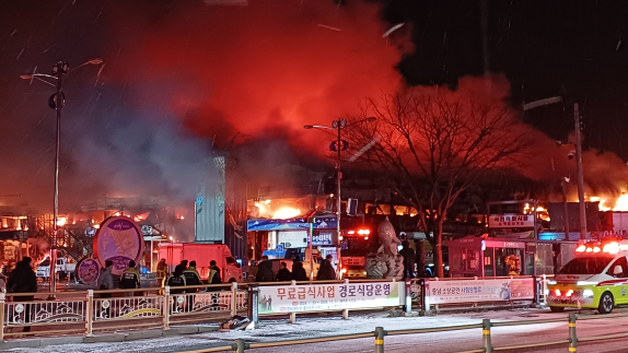 南韓忠清南道舒川郡一個水產市場發生大火,市場內292間店舖有227間被燒毀,由於火警發生時市場已關閉,未有造成傷亡。(網上圖片)