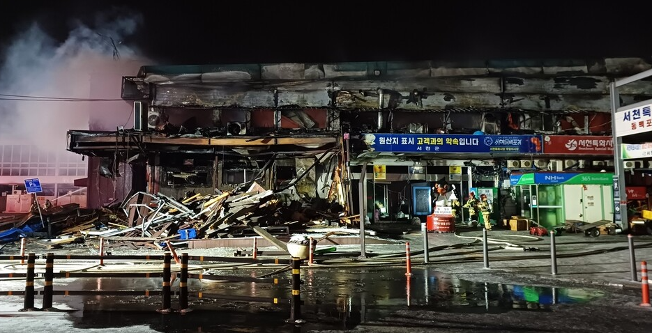 南韓忠清南道舒川郡一個水產市場發生大火,市場內292間店舖有227間被燒毀,由於火警發生時市場已關閉,未有造成傷亡。(網上圖片)