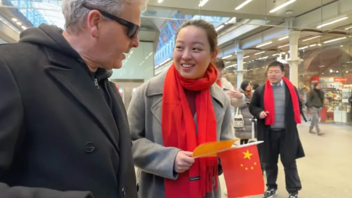 團隊一名中國女子趨前向卡瓦納表示鏡頭不能拍攝他們整個團隊的容貌,因為他們為中國電視台拍攝節目,過程不能曝光,態度還算客氣。