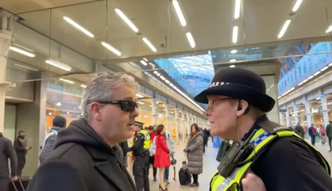 ,一名女警與該群中國人對答後,走向卡瓦納身邊說,由於涉及金錢利益,他們的臉容不能在其他影片上出現。短片沒有交代事件最終如何解決,但警察及該群中國人未幾已離去,卡瓦納繼續直播表演。