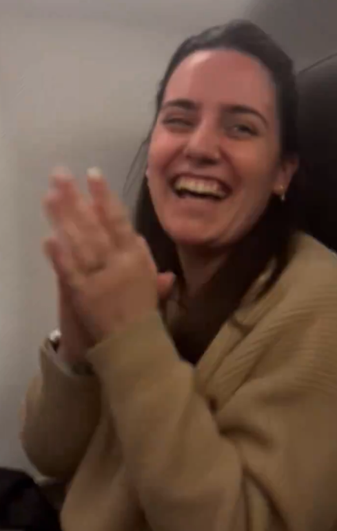 網上影片所見,倫敦有航機降落時被強風吹到劇烈搖晃,當安全著陸一刻,全機發出歡呼聲慶祝。