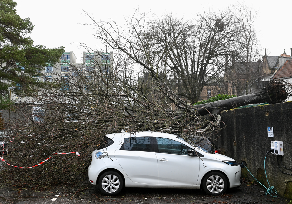 英國受風暴「伊莎」(Storm Isha)吹襲。(路透社)