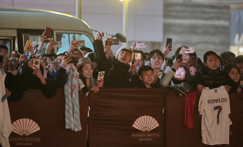 沙特阿拉伯聯賽球隊艾納斯原定今日(24日)及周日(28日)在深圳友賽上海申花及浙江隊,惟因陣中頭號球星C朗拿度因小腿肌肉受傷無法上陣,故賽會宣布兩仗表演賽皆延期,並為球迷安排退票。