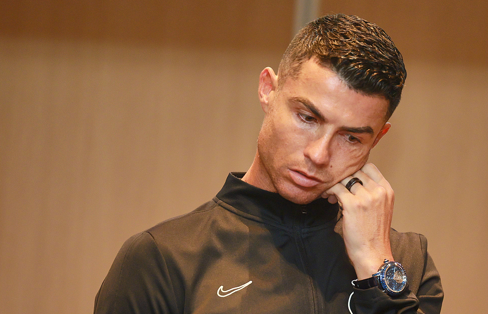 主辦方昨晚在深圳舉行記者會,宣布由於C朗身體原因無法上場,比賽將延期舉行,會盡快安排退票,向廣大球迷致歉,表明會賠償機票酒店費用。