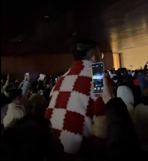 大批球迷不滿安排,昨晚衝擊酒店門口表不滿。