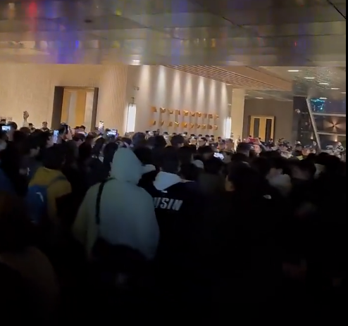 大批球迷不滿安排,昨晚衝擊酒店門口表不滿。