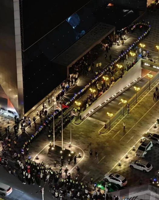 大批球迷不滿安排,昨晚衝擊酒店門口表不滿。