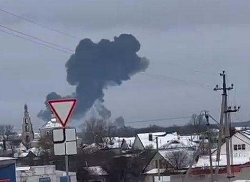 俄羅斯軍方一架伊爾-76運輸機周三(24日)在別爾哥羅德州墜毀,機上74人全部遇難。(影片截圖)