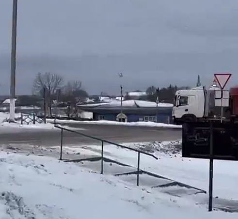 俄羅斯軍方一架伊爾-76運輸機周三(24日)在別爾哥羅德州墜毀,機上74人全部遇難。(影片截圖)