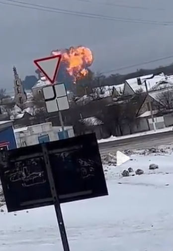 俄羅斯軍方一架伊爾-76運輸機周三(24日)在別爾哥羅德州墜毀,機上74人全部遇難。(影片截圖)