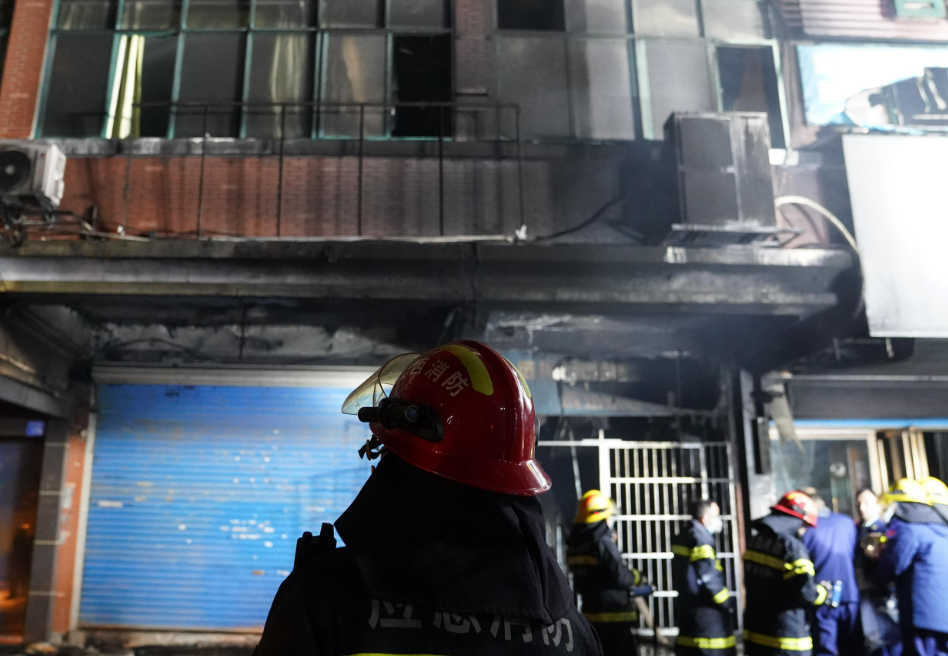 江西省新余市一座6層高商住樓宇昨日(24日)發生大火,造成39人死亡。事發時濃煙通過樓梯湧入二樓的一間培訓機構和賓館,被困人士主要是參加教育諮詢培訓的學生和住宿旅客。(新華社)