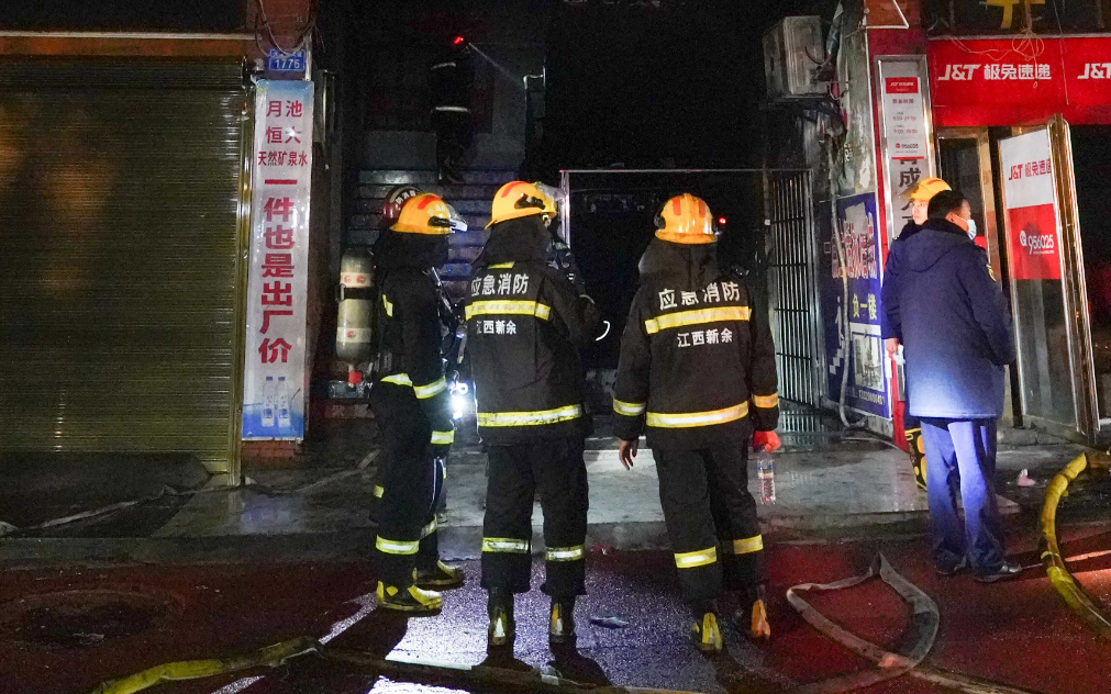 江西省新余市一座6層高商住樓宇昨日(24日)發生大火,造成39人死亡。事發時濃煙通過樓梯湧入二樓的一間培訓機構和賓館,被困人士主要是參加教育諮詢培訓的學生和住宿旅客。(新華社)