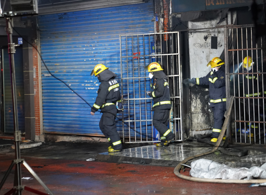 江西省新余市一座6層高商住樓宇昨日(24日)發生大火,造成39人死亡。事發時濃煙通過樓梯湧入二樓的一間培訓機構和賓館,被困人士主要是參加教育諮詢培訓的學生和住宿旅客。(新華社)