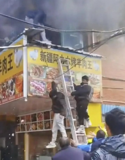 江西省新余市一座6層高商住樓宇昨日(24日)發生大火,造成39人死亡。事發時濃煙通過樓梯湧入二樓的一間培訓機構和賓館,被困人士主要是參加教育諮詢培訓的學生和住宿旅客。(影片截圖)