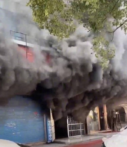 江西省新余市一座6層高商住樓宇昨日(24日)發生大火,造成39人死亡。事發時濃煙通過樓梯湧入二樓的一間培訓機構和賓館,被困人士主要是參加教育諮詢培訓的學生和住宿旅客。(影片截圖)