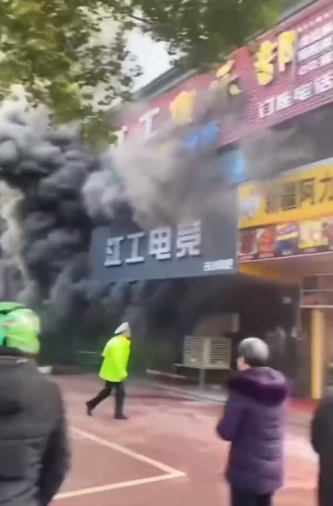 江西省新余市一座6層高商住樓宇昨日(24日)發生大火,造成39人死亡。事發時濃煙通過樓梯湧入二樓的一間培訓機構和賓館,被困人士主要是參加教育諮詢培訓的學生和住宿旅客。(影片截圖)