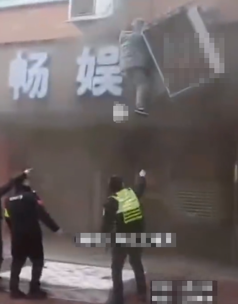 江西省新余市一座6層高商住樓宇昨日(24日)發生大火,造成39人死亡。事發時濃煙通過樓梯湧入二樓的一間培訓機構和賓館,被困人士主要是參加教育諮詢培訓的學生和住宿旅客。(影片截圖)