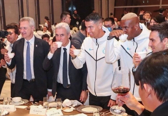 艾納斯抵達深圳後出席晚宴,被主辦方出售了大量「席位」予網紅,他們利用直播等方式獲取利益,晚宴上C朗被要求簽名、合照、直播,搞得不勝其煩。