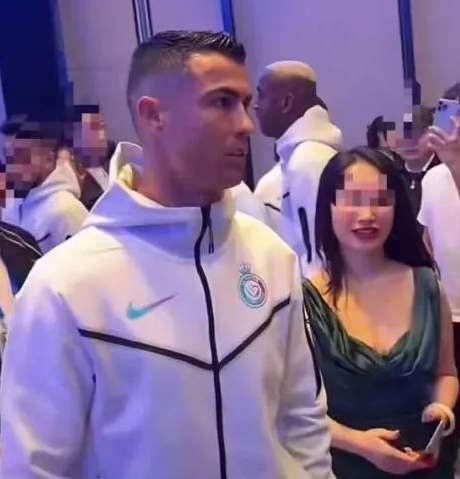 艾納斯抵達深圳後出席晚宴,被主辦方出售了大量「席位」予網紅,他們利用直播等方式獲取利益,晚宴上C朗被要求簽名、合照、直播,搞得不勝其煩。