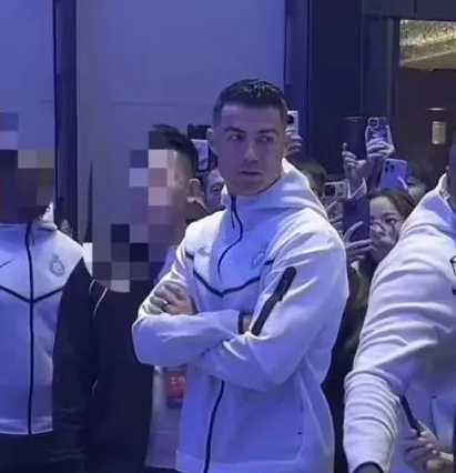 艾納斯抵達深圳後出席晚宴,被主辦方出售了大量「席位」予網紅,他們利用直播等方式獲取利益,晚宴上C朗被要求簽名、合照、直播,搞得不勝其煩。