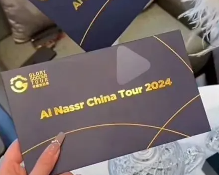 艾納斯抵達深圳後出席晚宴,被主辦方出售了大量「席位」予網紅,他們利用直播等方式獲取利益,晚宴上C朗被要求簽名、合照、直播,搞得不勝其煩。