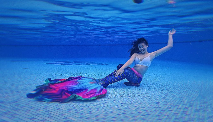 該店為號稱香港第一間教授「Mermaid Dance水中舞」的學校Mermaid Ocean Place,靈感來自於美人魚在水下游泳時優雅的姿態,將美人魚泳術和舞蹈的元素融合,創造一系列以優雅美感為重的美人魚課程,讓學員化身成美人魚在水中世界載歌載舞。(Mermaid Ocean Place官網及fb)