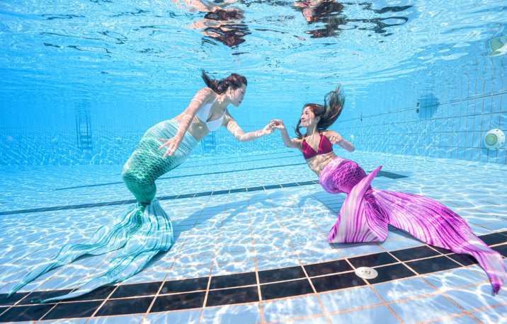 該店為號稱香港第一間教授「Mermaid Dance水中舞」的學校Mermaid Ocean Place,靈感來自於美人魚在水下游泳時優雅的姿態,將美人魚泳術和舞蹈的元素融合,創造一系列以優雅美感為重的美人魚課程,讓學員化身成美人魚在水中世界載歌載舞。(Mermaid Ocean Place官網及fb)