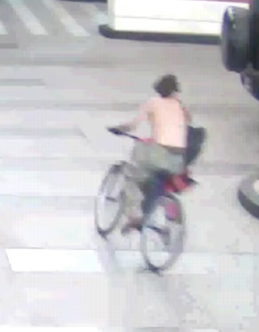 一名中國25歲女子周二(23日)晚上在夏威夷檀香山市區街頭行走時,被一名不明男子潑化學液體致重傷,她臉部、手臂和上半身燒傷,喉嚨和肺部亦因吸入化學液體而受傷,警方正追緝20歲左右的男兇徒。