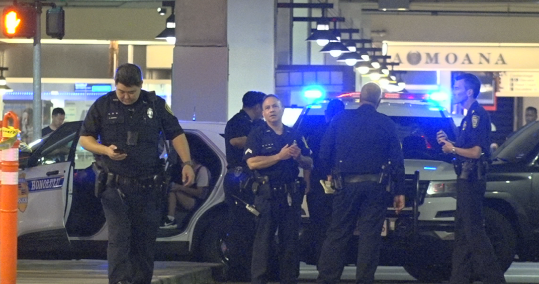 一名中國25歲女子周二(23日)晚上在夏威夷檀香山市區街頭行走時,被一名不明男子潑化學液體致重傷,她臉部、手臂和上半身燒傷,喉嚨和肺部亦因吸入化學液體而受傷,警方正追緝20歲左右的男兇徒。