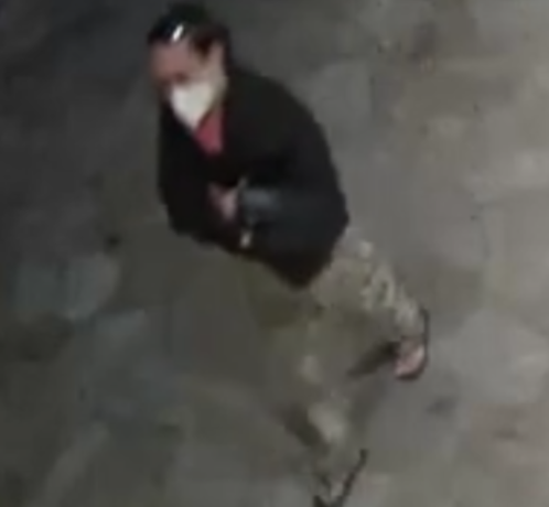 一名中國25歲女子周二(23日)晚上在夏威夷檀香山市區街頭行走時,被一名不明男子潑化學液體致重傷,她臉部、手臂和上半身燒傷,喉嚨和肺部亦因吸入化學液體而受傷,警方正追緝20歲左右的男兇徒。