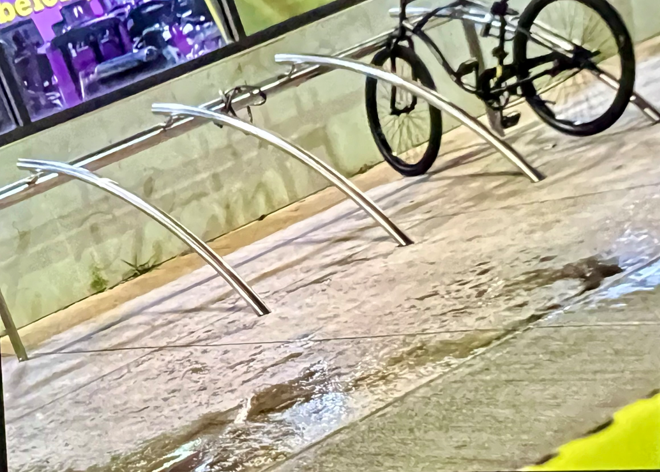 一名中國25歲女子周二(23日)晚上在夏威夷檀香山市區街頭行走時,被一名不明男子潑化學液體致重傷,她臉部、手臂和上半身燒傷,喉嚨和肺部亦因吸入化學液體而受傷,警方正追緝20歲左右的男兇徒。