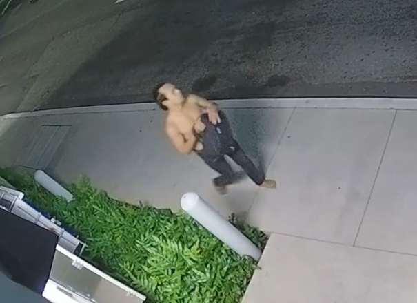 一名中國25歲女子周二(23日)晚上在夏威夷檀香山市區街頭行走時,被一名不明男子潑化學液體致重傷,她臉部、手臂和上半身燒傷,喉嚨和肺部亦因吸入化學液體而受傷,警方正追緝20歲左右的男兇徒。